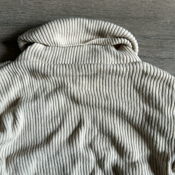 Cropped ribbed sweater with turtleneck - Picture 2 of 4